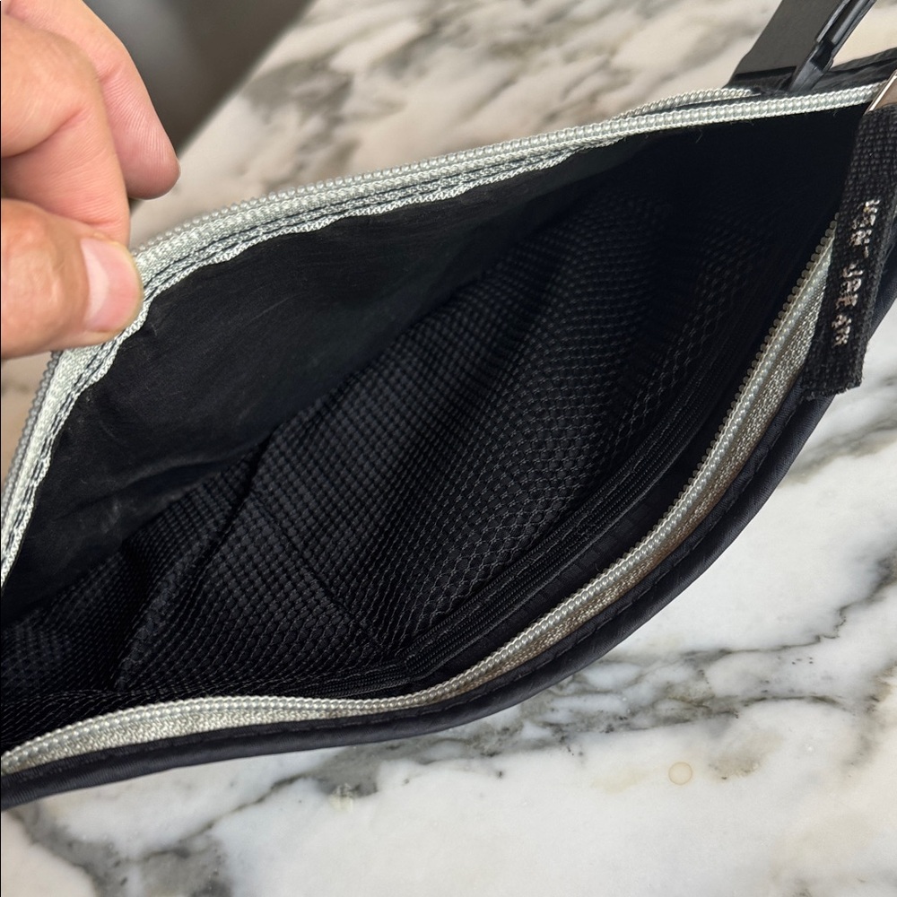 VENTURE 4th Black UNISEX Travel Belt Bag w/RFID Blocking - Picture 9 of 10